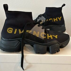 GIVENCHY